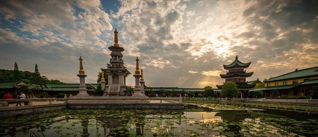 东林寺的秋色，渲染了古寺鎏金，照见一叶一红一禅心