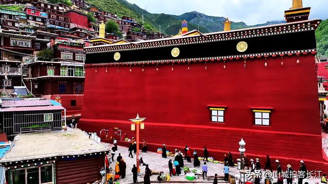 四川偏远的“一线”小城，房子挂在悬崖边，看着就令人心生畏惧！