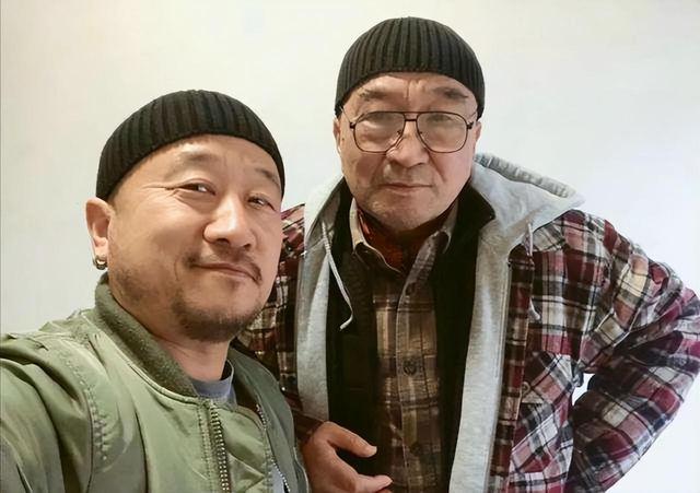 79岁李保田现状：定居山东衰老明显，儿子李彧太像父亲的“翻版”