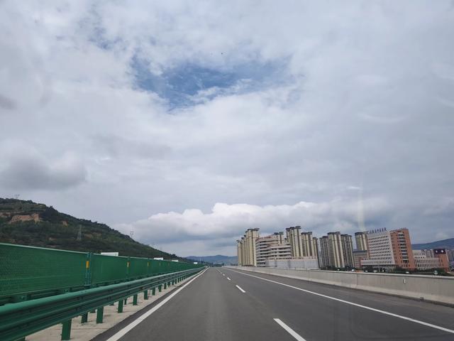 我们今天本来要去兰州水墨丹霞，却在会宁县被战友"俘虏”了