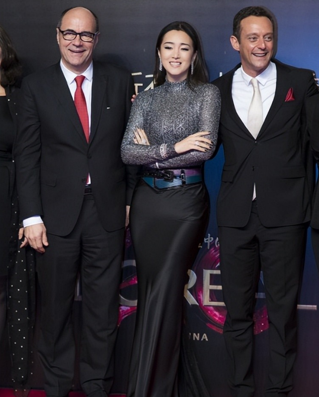 事实证明！陪马克龙回国的巩俐，可能已经走上了另一条大道