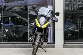 铃木650排量拉力车，配20L大油箱，满油跑500公里该是没问题图片