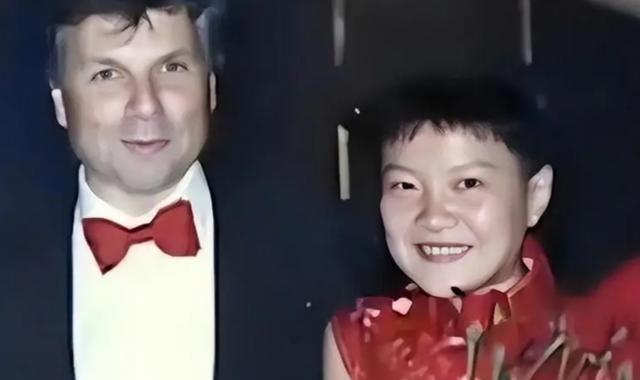 离婚34年后，64岁的洪晃住百平京郊大院，让陈凯歌看了都羡慕
