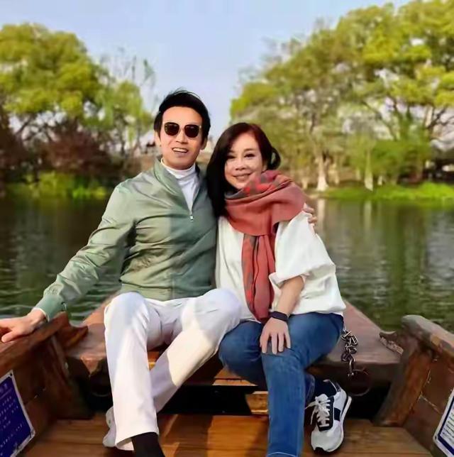 陈松伶和老公张铎在杭州游西湖 两个人的状态差距真大 女方太显老了