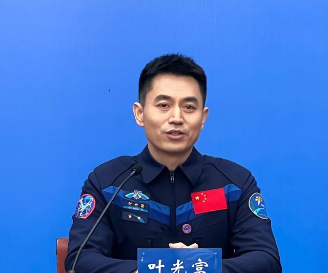 叶光富大校，妻子李璇露面，貌美如花，身份不一般