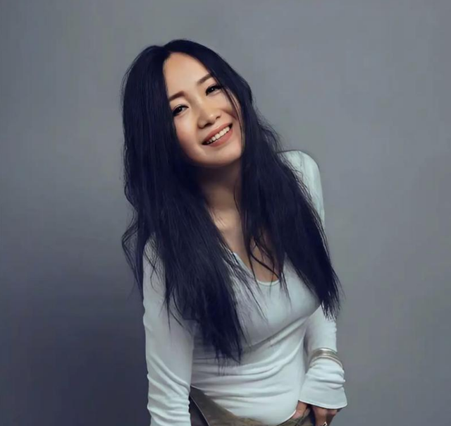她连上5次春晚，私下却和恩师同居怀孕被骗流产，今57岁依然单身