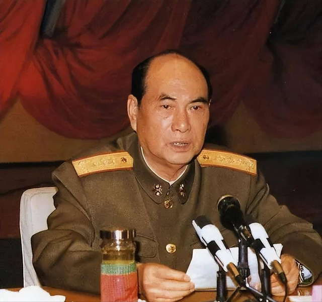 他是中央军委原副主席，55年被授少校军衔，93年又被提拔为上将