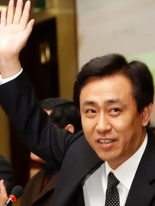 这下麻烦大了！短短3个月，许家印再迎5大噩耗，王健林的话应验了