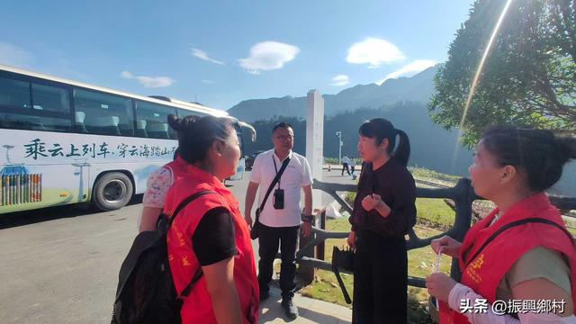 国庆“志愿红”点亮雪峰山索道