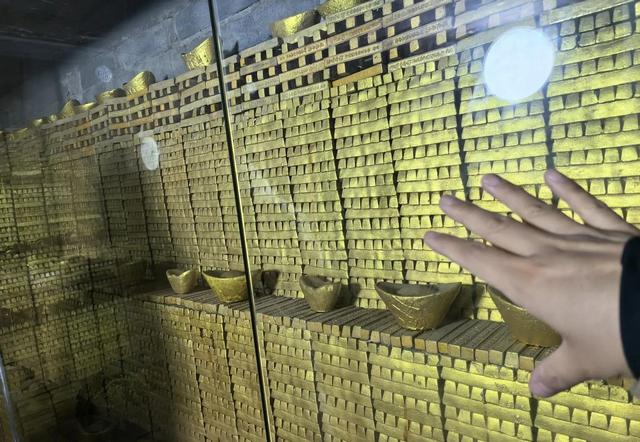 见识了中原“活财神”的生活，据说一张床要顶北京几套房，真豪横