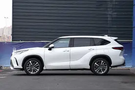 一汽丰田新皇冠陆放，长5015mm提供2种动力，内饰豪华，官降3.4万图片