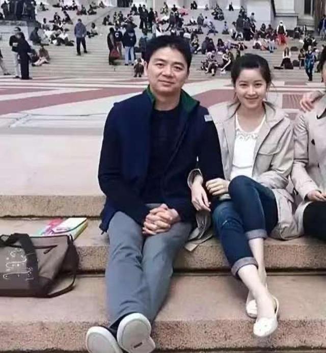 38岁刘强东事业巅峰，18岁章泽天网络爆红，年龄悬殊恋情成焦点