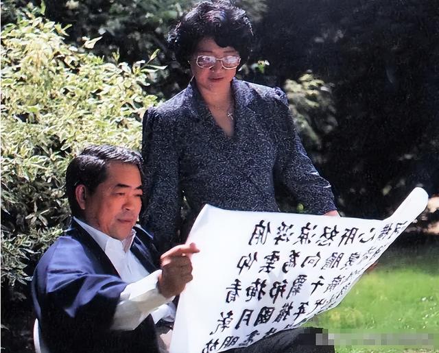 与女儿断绝关系仅1天，范曾担心的事发生了，小50岁娇妻受牵连