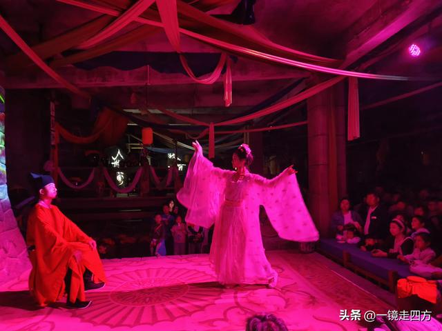 走进郑州中牟建业电影小镇，看各种特色表演，还能参与互动项目。