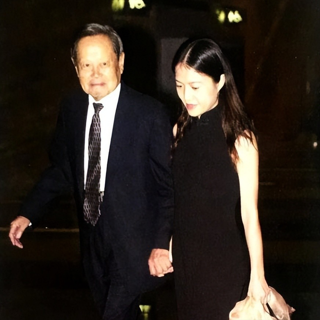 杨振宁去世不到2月	，令人担忧的事还是发生，翁帆近况被曝惹争议