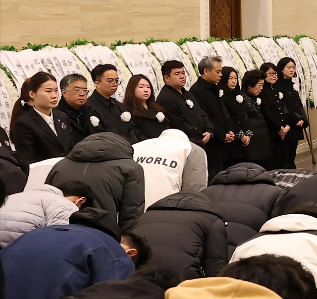 21年非议终成泪！杨振宁追悼会国旗盖身，翁帆站首位神情悲伤