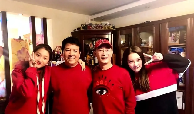 六小龄童金屋藏娇37年的妻子，原来是我们熟悉的她，难怪藏着掖着