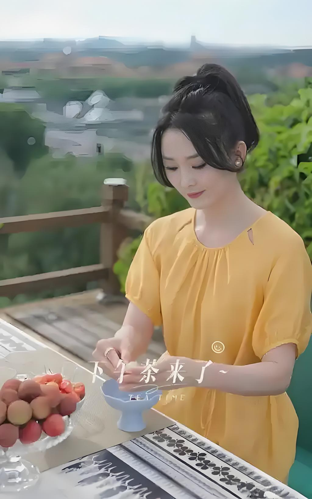 王艳太有钱了，穿睡衣在自家花园散步，背后就是紫禁城！