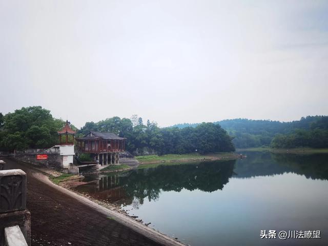 物是人非锈蚀没落的四川岳池县翠湖假日酒店