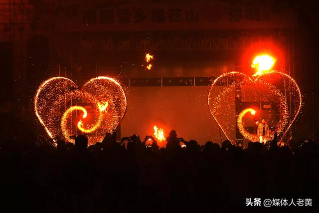 六盘水梅花山举行南国雪乡开园试营业人气爆棚