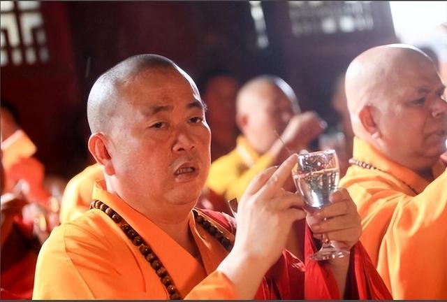不查不知道一查吓一跳，掌管少林寺38年的释永信，私下到底多享受
