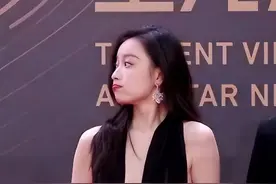 澳门这一夜，倪妮撞衫表情无奈，杨紫老气横秋，胡歌无聊到睡着图片