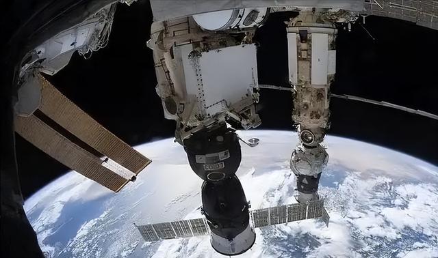 撞击神舟二十真凶锁定，太空出现大量不速之客，推迟返回有危险吗