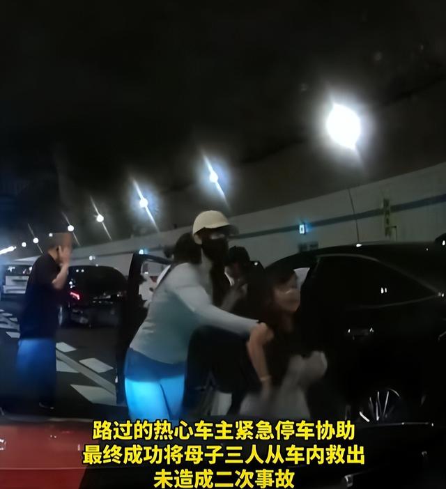 10岁男孩隧道内哭着跪地拦车救母：原来你的孩子，比想象中更爱你