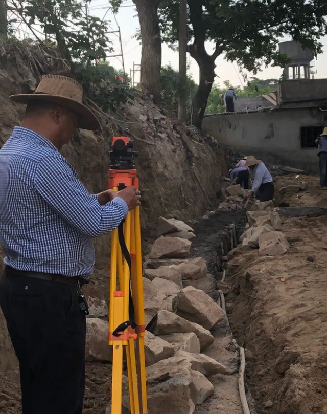 头蓬老街的麻石板上，还留着乾隆年间的车辙，恍惚听见远去的声音