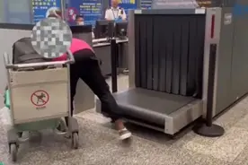 旅客携带180万美元入境被现场查获：行李箱塞满成捆现金，折合人民币超1260万元图片