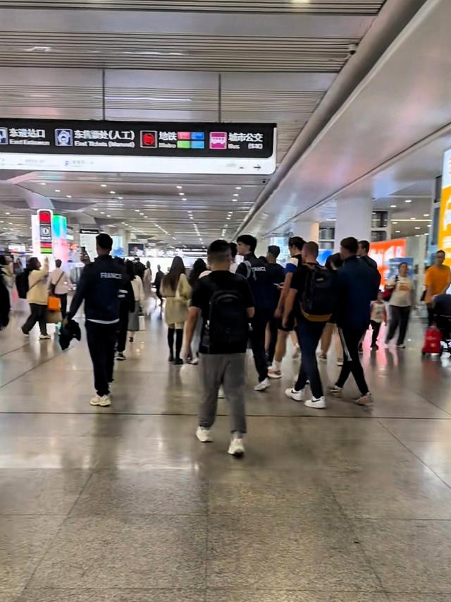 大量法国游客涌入杭州，打着旅游幌子不去旅游不吃美食，为啥来？