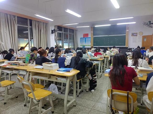 培养人才还是考试机器？别再拿高中的方式，“圈养”大学生了！