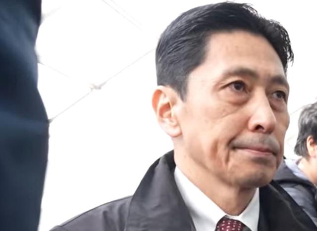 日本官员已经抵达北京，全程一言不发，有一个细节已经表明了问题