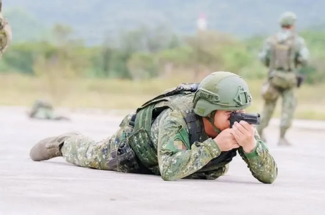风向变了？大陆首次进入台浅滩，台军爆发逃兵潮，栗正杰一针见血