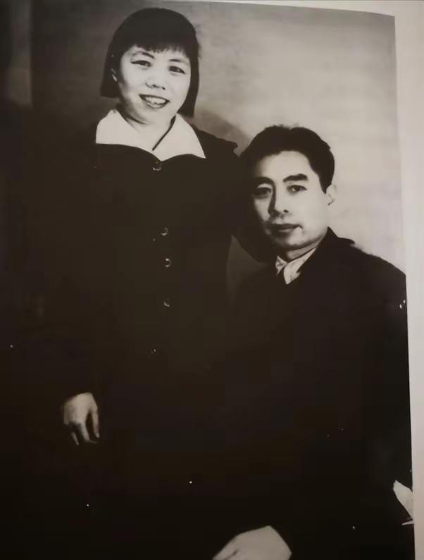 这是周总理和夫人邓颖超的真实合影，都看看吧，这不是演员扮演的