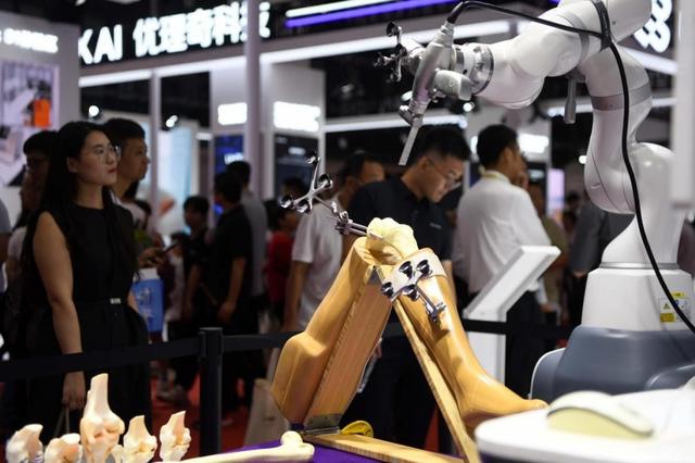 做手术、导盲、代步、护理老人，健康类机器人啥都会