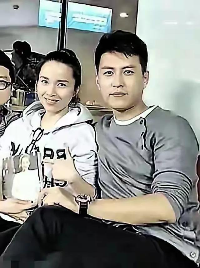 靳东和他妻子合照，妻子是顶级大美女 五官立体 两人妥妥的美女帅哥