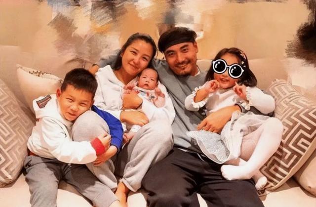 39岁何洁不忍直视，腋下勒出副乳肚子三层肉，要养4个娃操劳疲惫