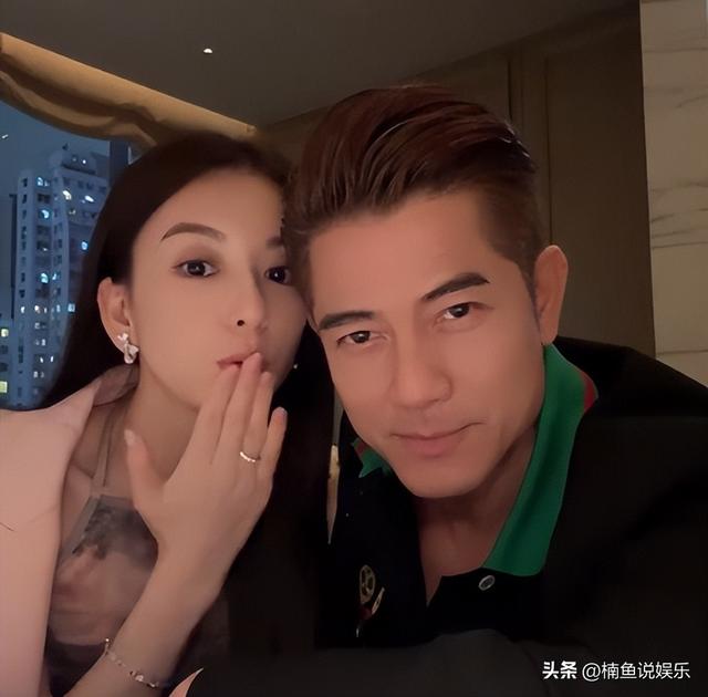 59岁郭富城与小4岁岳母合影，岳母已是奶奶了，他依然帅气