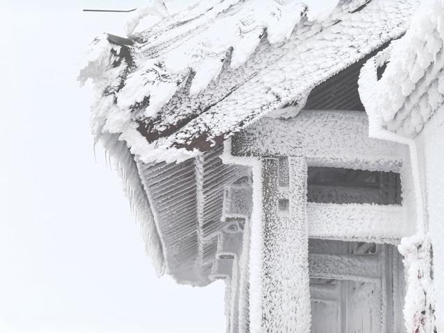 雪峰刺破苍穹 云海托举世界