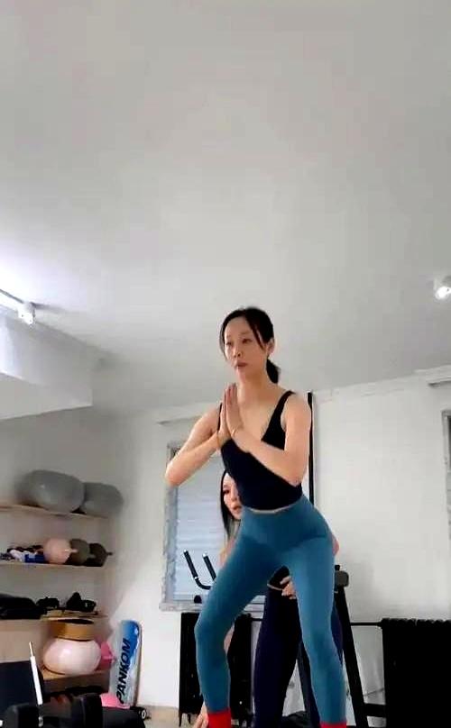 李纯婚后放纵开始还债了，健身累到大腿颤抖，带上北京爷们一起练