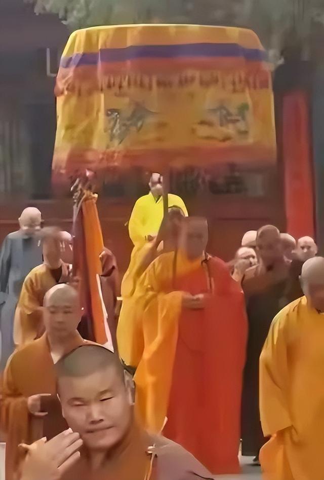 释永信与师姐释永梅合影曝光！22年前，她胸前挂着当时最时尚手机