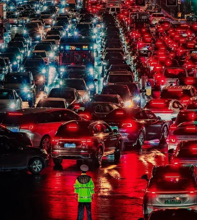 全国交警集体“改名”！别小看这2个字，以后不只贴罚单了