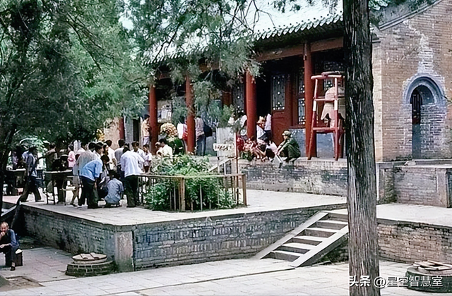 1985年少林寺，已经开始收门票，初显商业气息，美国游客拍下照片