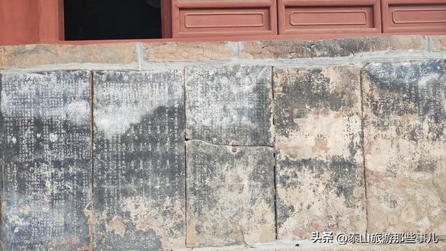 它被誉为“泰山第一楼”，里面住着 128 位神仙，2位皇帝曾为其背书