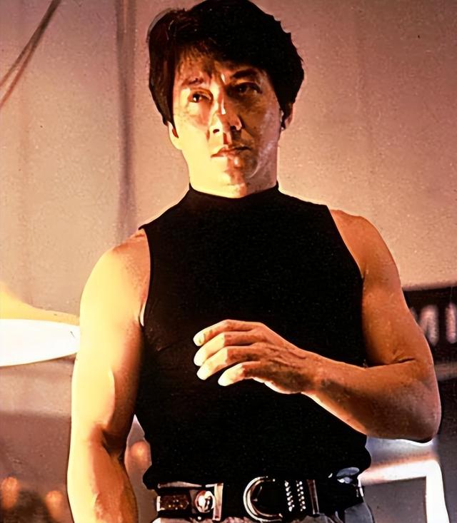 官媒对成龙的称呼变了，三字之差释放强烈信号，王晶的话有人信了