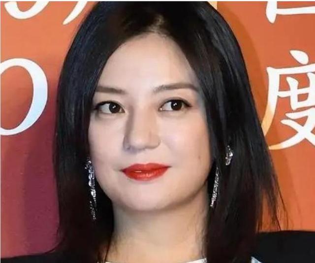 死心不息！劣迹艺人赵薇走投无路，15岁女儿成她的最后一根稻草