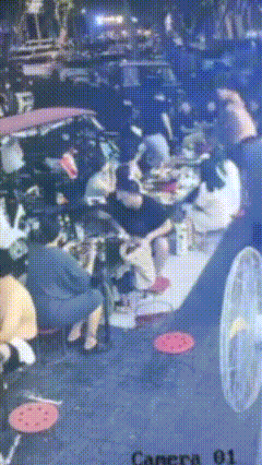 河南一女子街边吃夜市“被楼上泼一头辣椒油” 当地派出所：不管泼的是啥东西，也算是高空抛物