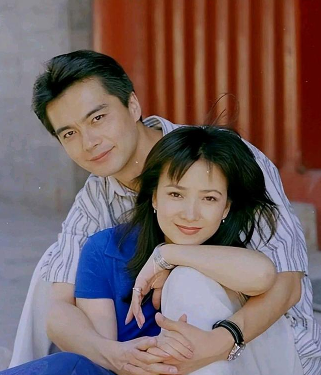 何晴去世，前夫许亚军社交平台IP定位在美国，缺席其遗体告别仪式；两人育有一子，终没逃过“七年之痒”