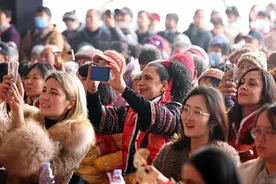 为啥大量老外突然涌入中国旅游，外国人扎堆中国是好事也有隐患图片
